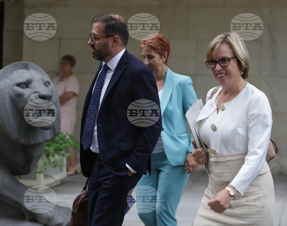 МВР - Катрин Де Бол