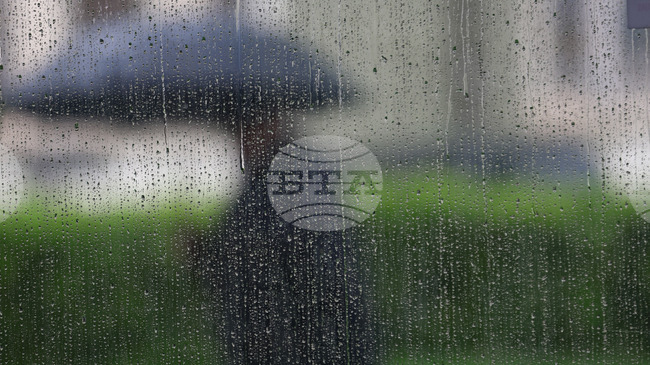 Оранжев код за значителни валежи е издаден за утре в Смолян и Кърджали, жълт код за поледици и валежи - в други осем области