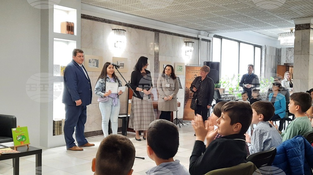 Областна администрация Добрич: Живко Желязков бе гост на библиотека „Дора Габе“ в Деня на книгата и авторското право