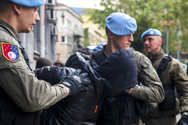 Полицията в Босна е арестувала 23 предполагаеми членове на „вътрешния кръг на световен наркобарон“