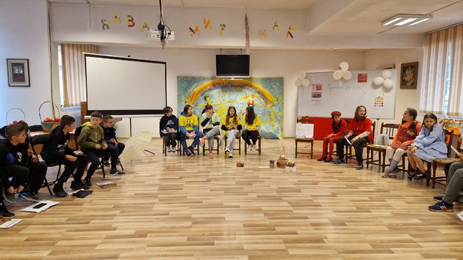 Петокласници влязоха в ролите на приказни герои в открит урок от националната кампания "Походът на книгите"
