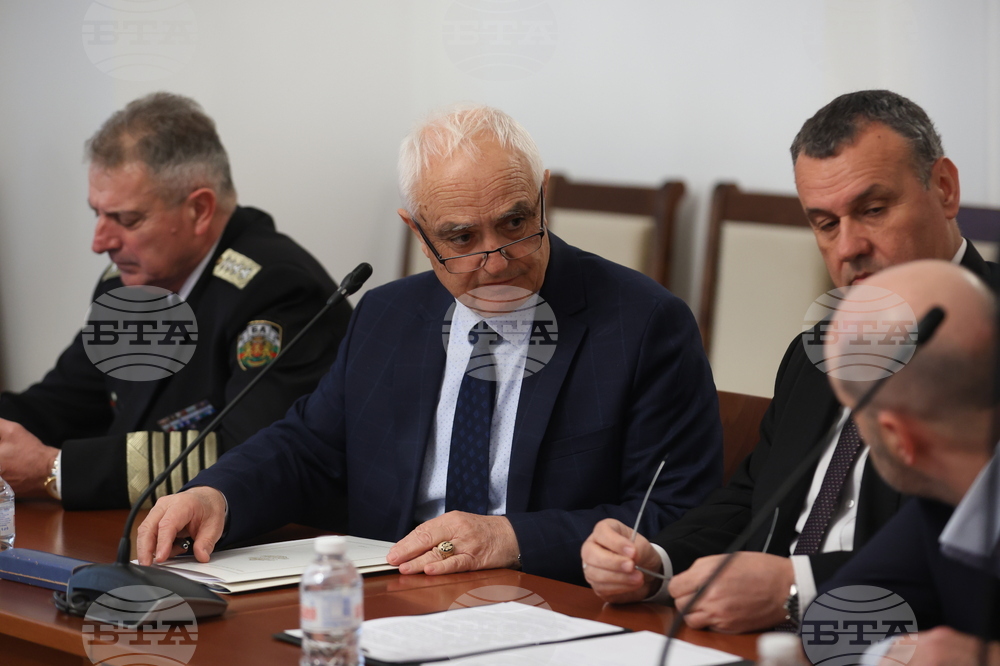 Парламент - Комисия по отбрана