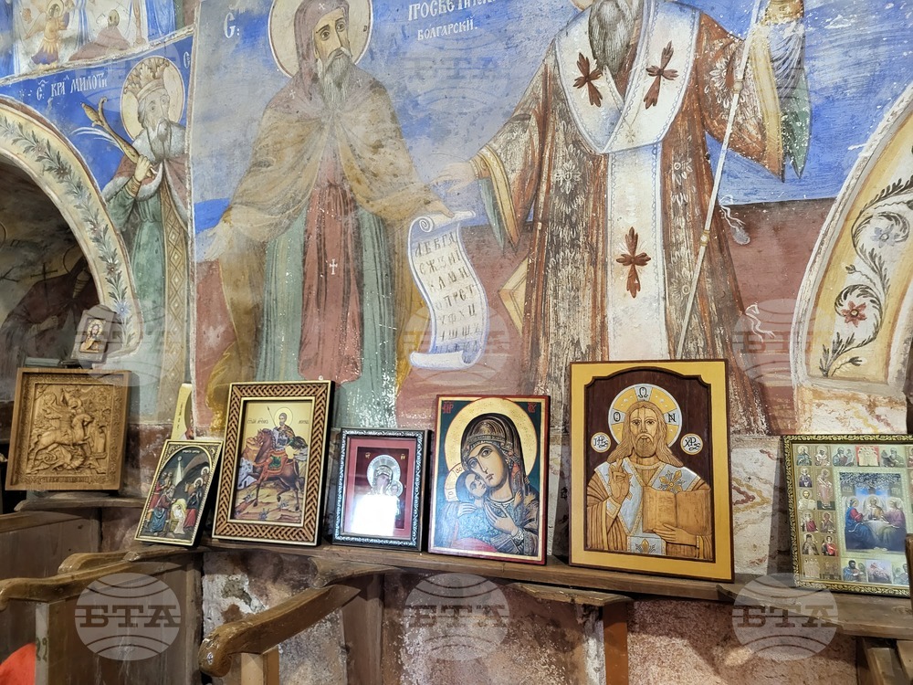 Дарение от икони получи църквата в самоковското село Горни Окол