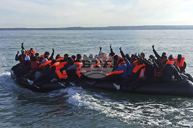 Великобритания и Франция се споразумяха за пилотна програма за връщане на мигранти