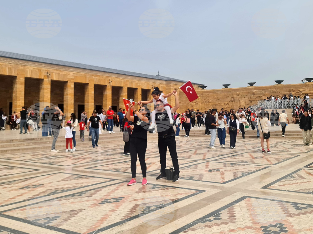 Турция празнува днес Деня на националната независимост и празник на децата. Навършват се 105 години от откриването на турския парламент