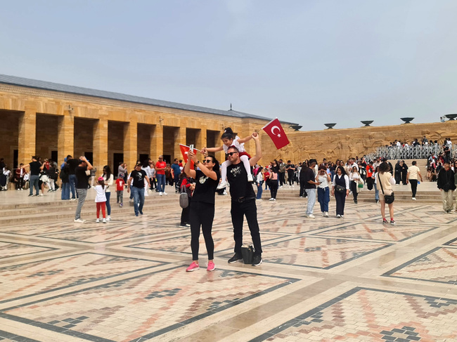 Турция празнува днес Деня на националната независимост и празник на децата. Навършват се 105 години от откриването на турския парламент