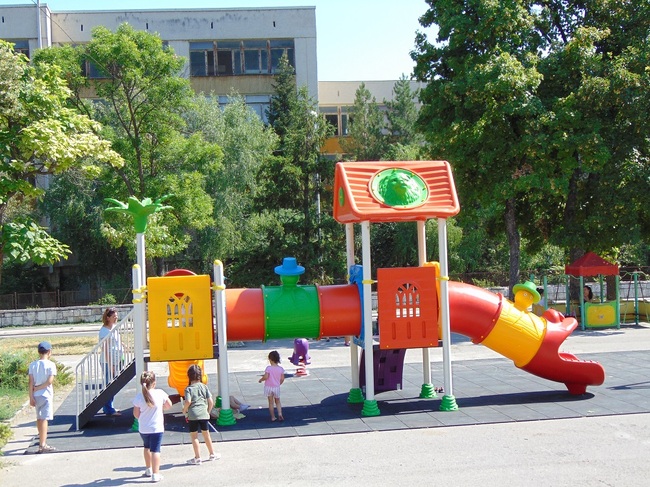 Ремонтират детски площадки в Шумен