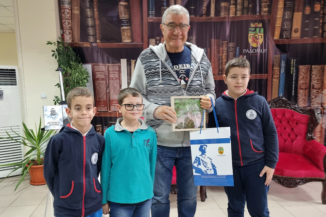 Радомир - книга „Антарктическият стопаджия“ - Христо Пимпирев