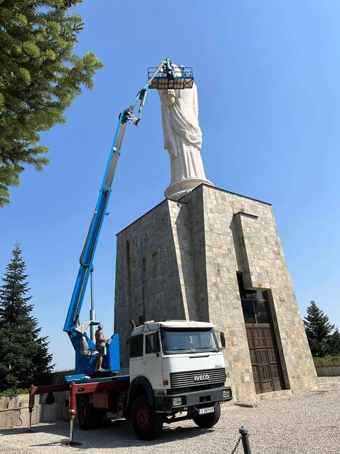 Дейности за защита на статуята на Света Богородица в Хасково