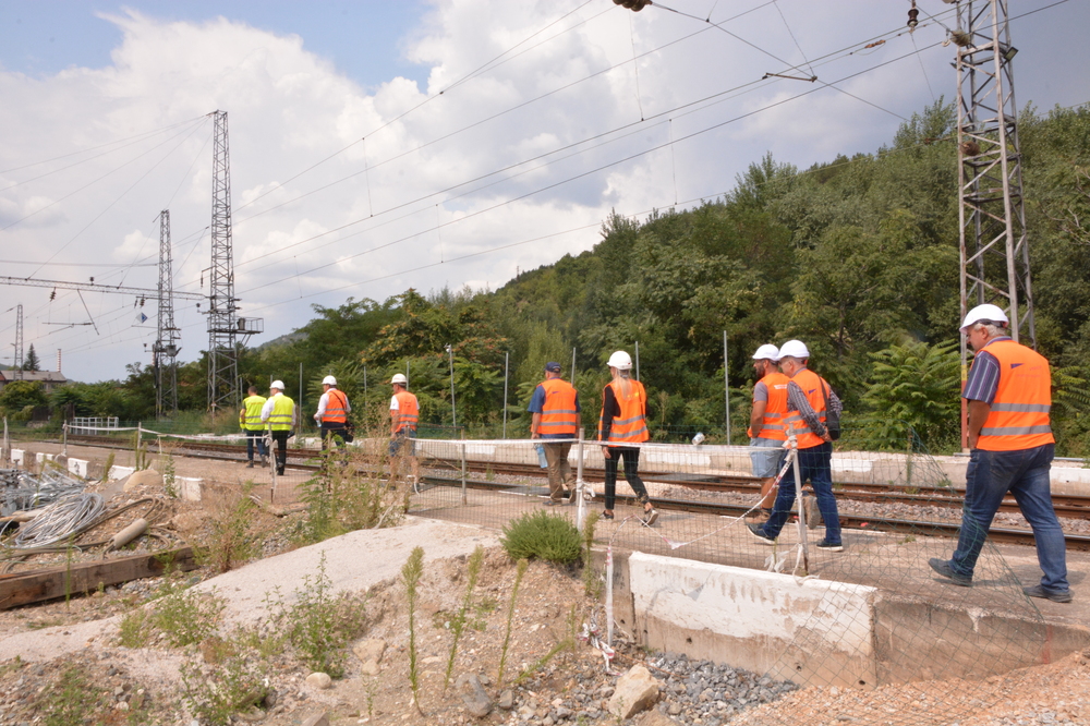 Заместник-министър Красимир Папукчийски инспектира железопътния участък между Елин Пелин и Костенец