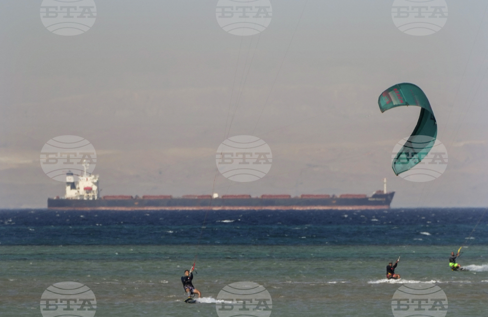 Два руски танкера, натоверени с петрол Уралс, повече от седмица стоят на котва край Суецкия канал на фона на санкциите срещу "Лукойл" и "Роснефт"