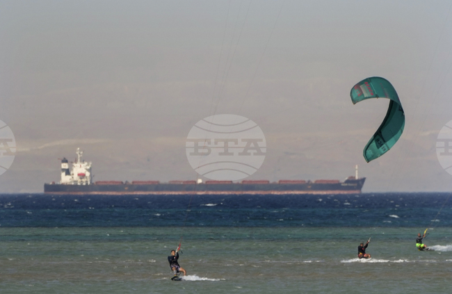 Два руски танкера, натоверени с петрол Уралс, повече от седмица стоят на котва край Суецкия канал на фона на санкциите срещу "Лукойл" и "Роснефт"