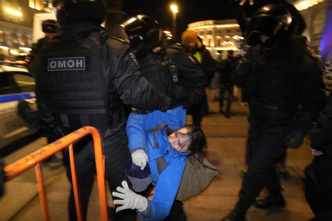 Репресиите в Русия след нахлуването й в Украйна превърнаха федерацията в диктатура, пише рускоезично издание