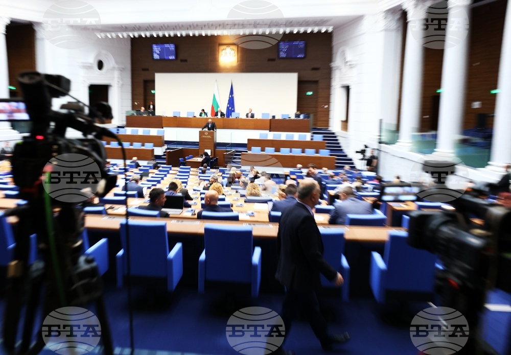 Парламентът удължи работното си време днес