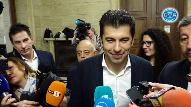 "Продължаваме промяната - Демократична България" внесоха 9 999 подписи за регистрация в Централната избирателна комисия