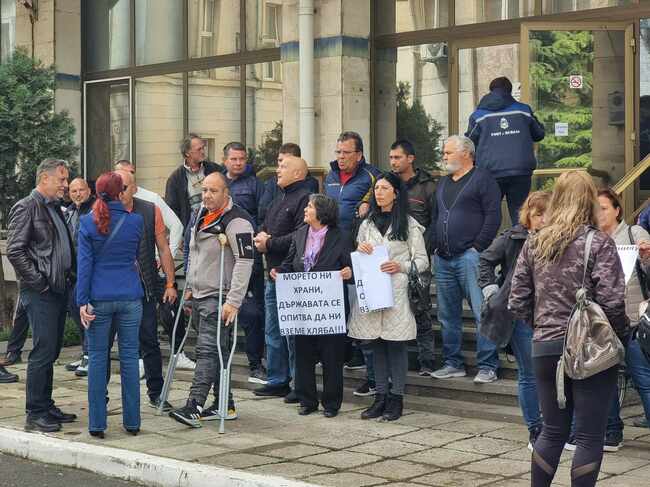 Рибари протестираха пред Изпълнителната агенция по рибарство и аквакултури в Бургас заради новата забрана за улов на бяла пясъчна мида