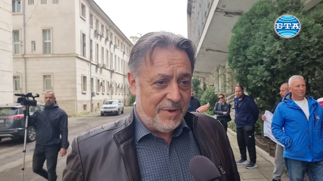 Рибари протестираха пред Изпълнителната агенция по рибарство и аквакултури в Бургас заради новата забрана за улов на бяла пясъчна мида