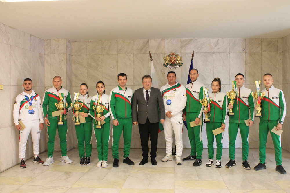 Община Шумен: Кметът проф. Христо Христов посрещна шуменски кик боксьори - медалисти