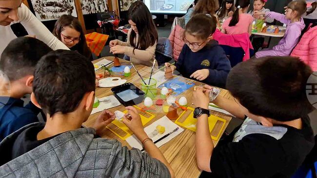 Смолян - Великденска работилница - боядисване на яйца