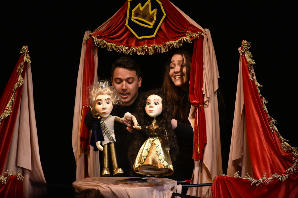Магията на куклените приказки се завръща
