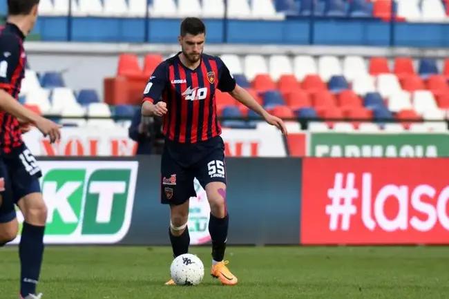 Италианският клуб Козенца е отказал оферта за българския защитник Андреа Христов от румънския гранд Динамо (Букурещ)