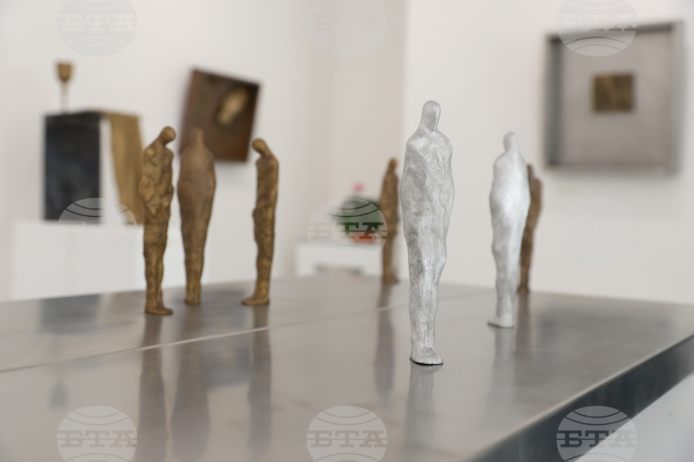 Скулпторът и художник Бойко Митков ще представи днес изложбата си „През времето“ в Българския културен институт в Прага