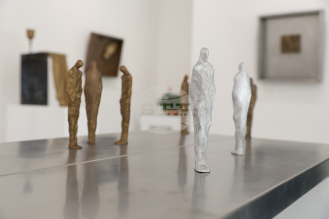 Скулпторът и художник Бойко Митков ще представи днес изложбата си „През времето“ в Българския културен институт в Прага