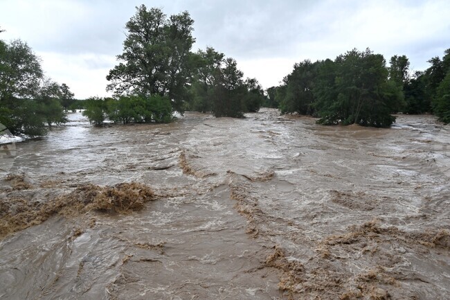 Двама души са загинали при наводнения на гръцкия остров Лемнос, издадени са предупреждения за бури в област Атика