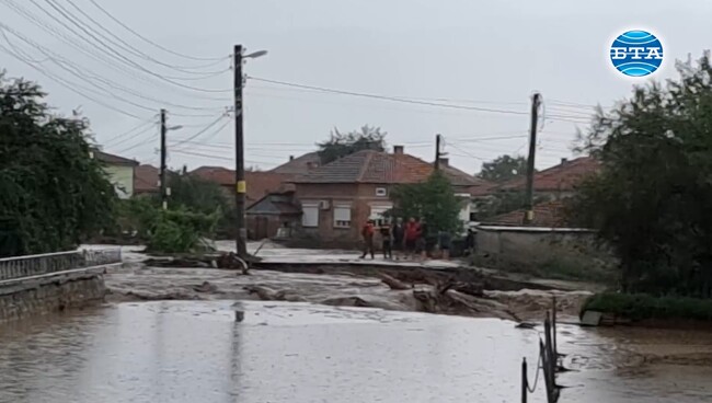 Десетки екипи на полицията и пожарната от Пловдивска област са на помощ на бедстващото население от наводнените карловски села