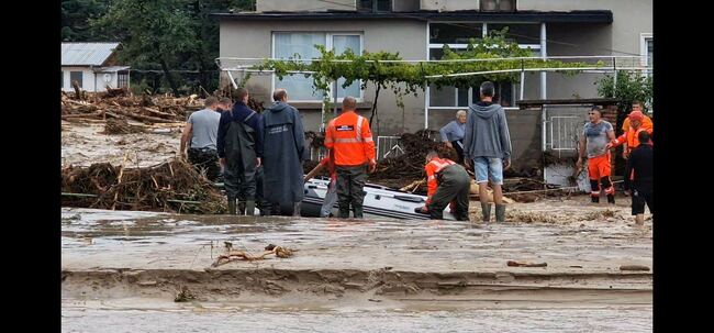 Аварийните екипи на Столична община евакуираха 12 човека в Карловското село Каравелово