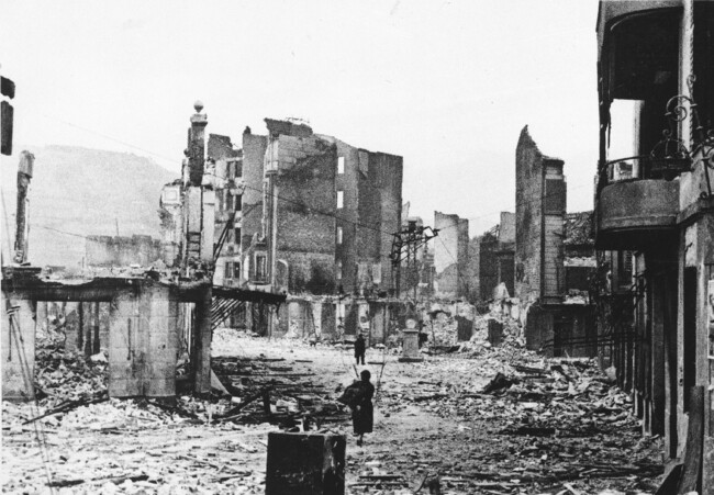 Германската авиация бомбардира и разрушава Герника на 26 април 1937 г., по време на Гражданската война в Испания