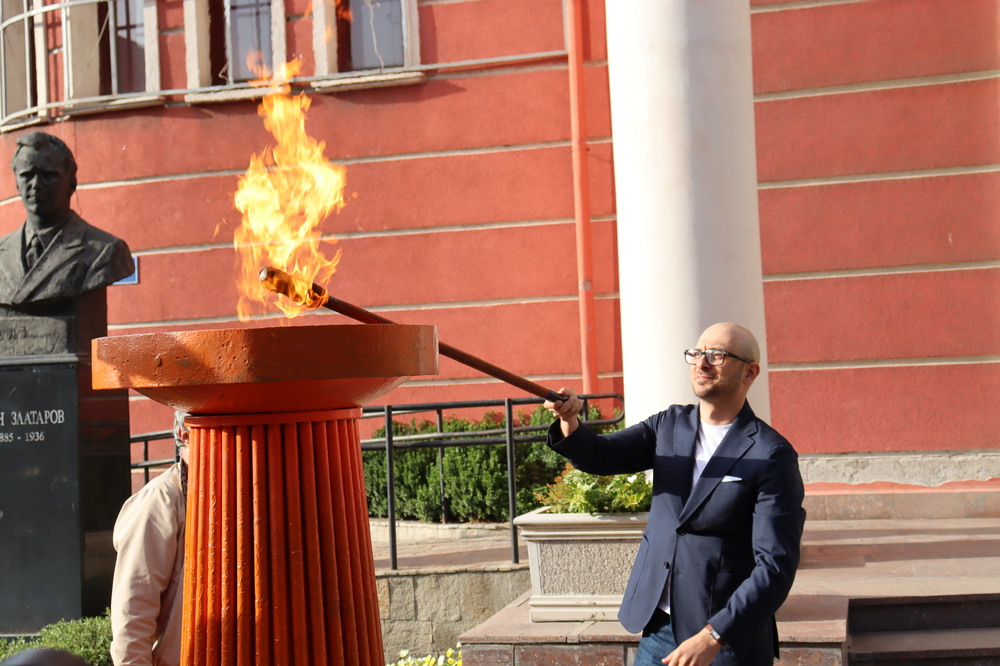 Община Хасково: Огънят на Литературни дни „Южна пролет“ вече гори в Хасково