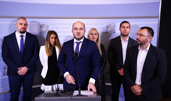 Настояваме за незабавни оставки на зам.-кметовете по финанси и култура, както и на директора на "Гробищни паркове", заявиха от ГЕРБ-СДС в СОС
