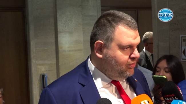 Днес имаме "коалиция на пудела", събраха се, коментира Делян Пеевски исканата оставка на председателя на Народното събрание