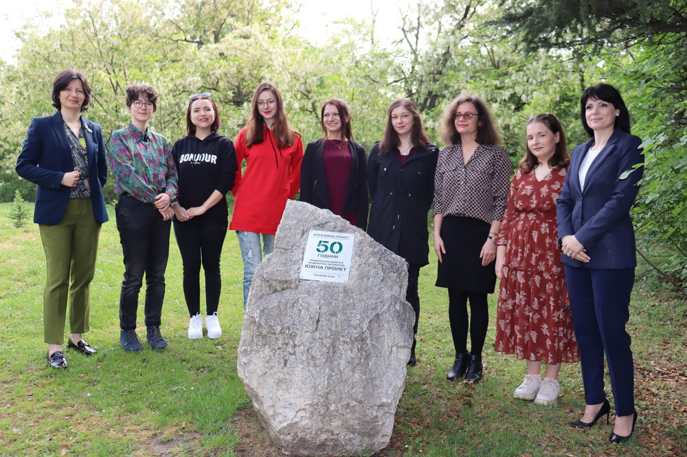 Община Хасково: Младите творци, участници в Националния конкурс за дебютна литература „Южна пролет“, засадиха тази сутрин кедър в парк Кенана 