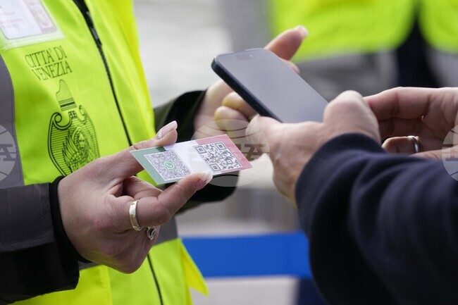 QR кодовете и биометричните данни ще станат водещ метод за плащане в Русия през следващите години, прогнозира централната банка