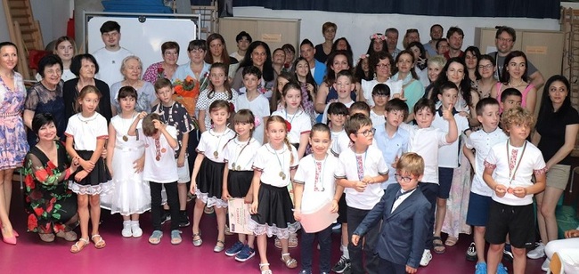 Творби на ученици от Българското училище „Иван Вазов“ в Париж са включени в деветия сборник „Приказни истории с БНР Бургас“