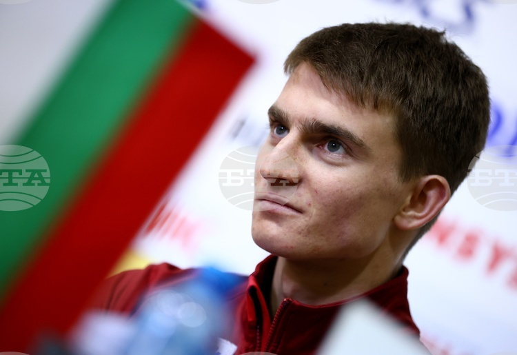 Strong Showing by Snowboarder Alexander Krashniak in Parallel Giant Slalom in Italy