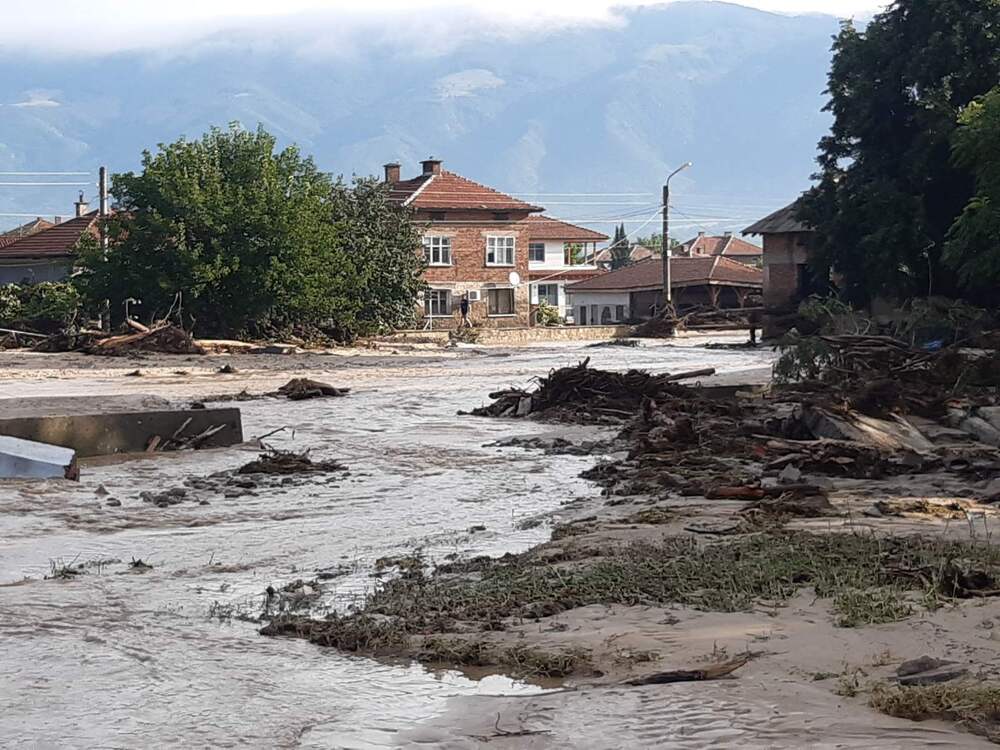Аварийните екипи, изпратени от кмета Фандъкова, продължават евакуация на хора в с. Каравелово