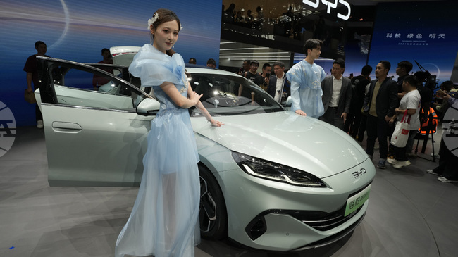 Китайският производител на електромобили Би Уай Ди отчете спад от 19 на сто на нетната си печалба през 2025 г.