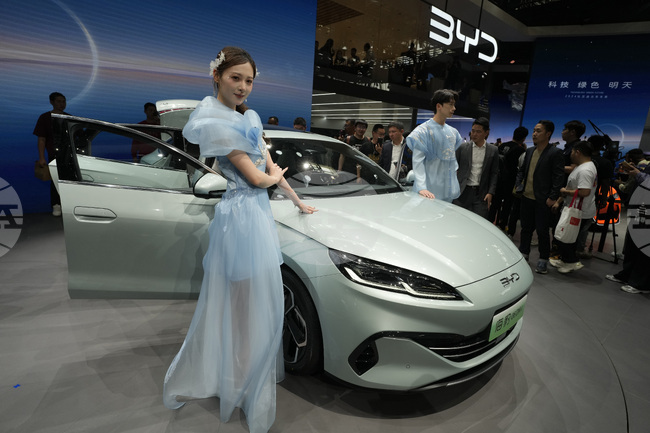 Китайският производител на електромобили Би Уай Ди отчете спад от 19 на сто на нетната си печалба през 2025 г.