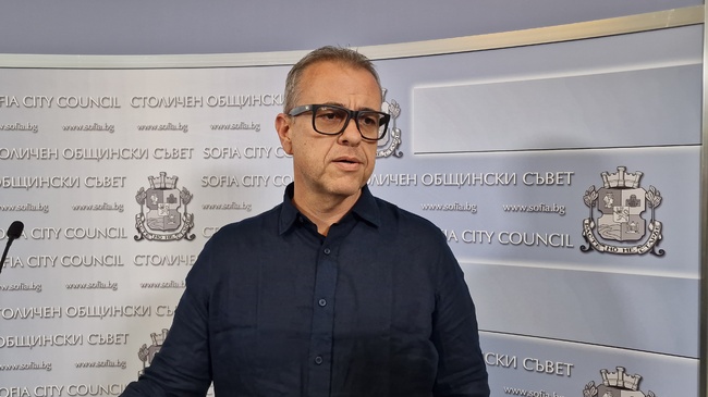 Директорът на столичното общинско предприятие "Гробищни паркове" Румен Димитров заяви, че няма да подава оставка