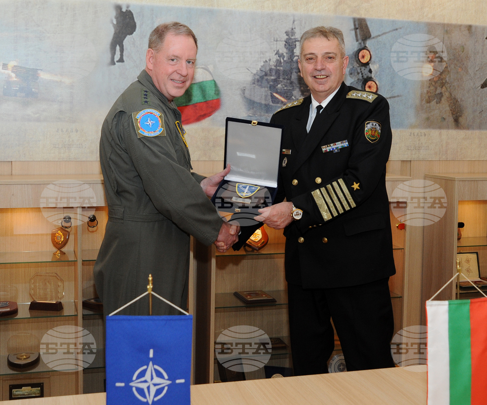 Admiral Emil Eftimov, Visiting General James B. Hecker Discuss Strengthening NATO's Integrated Air Defence