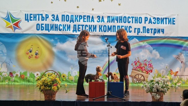 Деца от Петрич изработваха мартеници в благотворителна инициатива