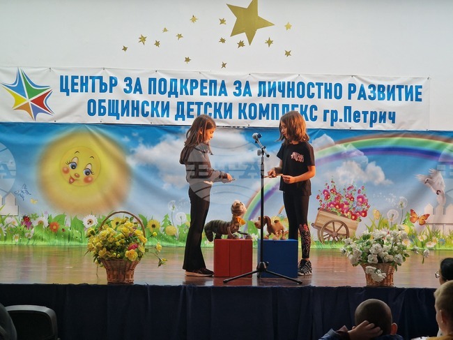 Деца от Петрич изработваха мартеници в благотворителна инициатива