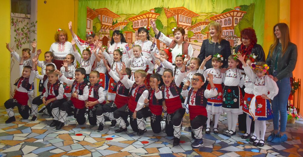 Заместник-кметът на Община Разград Елка Неделчева бе гост на „Великденска въртележка” в детска градина „Шестте ястребинчета”