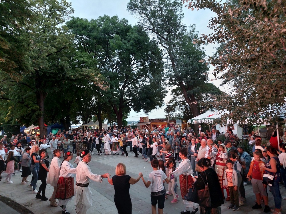 Концерт-спектакъл на Ансамбъл „Българе“ на сцената на „Синия Дунав“