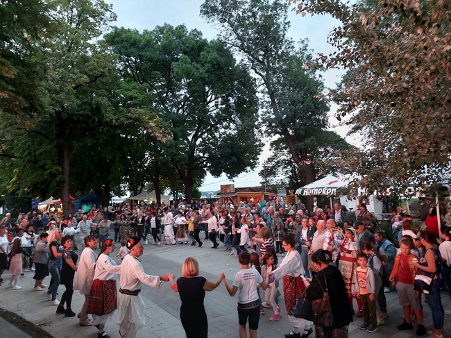 Концерт-спектакъл на Ансамбъл „Българе“ на сцената на „Синия Дунав“