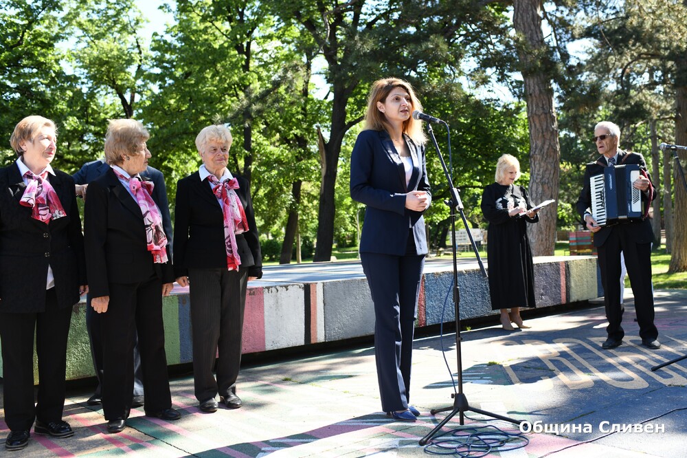 Община Сливен: Пенсионерските клубове от общината поздравиха жителите на Сливен с празничен концерт
