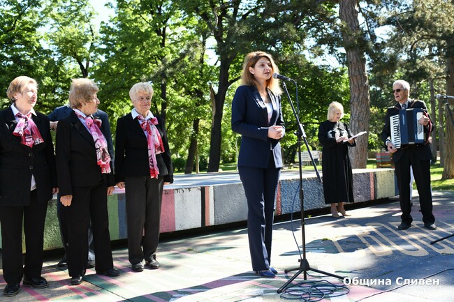 Община Сливен: Пенсионерските клубове от общината поздравиха жителите на Сливен с празничен концерт